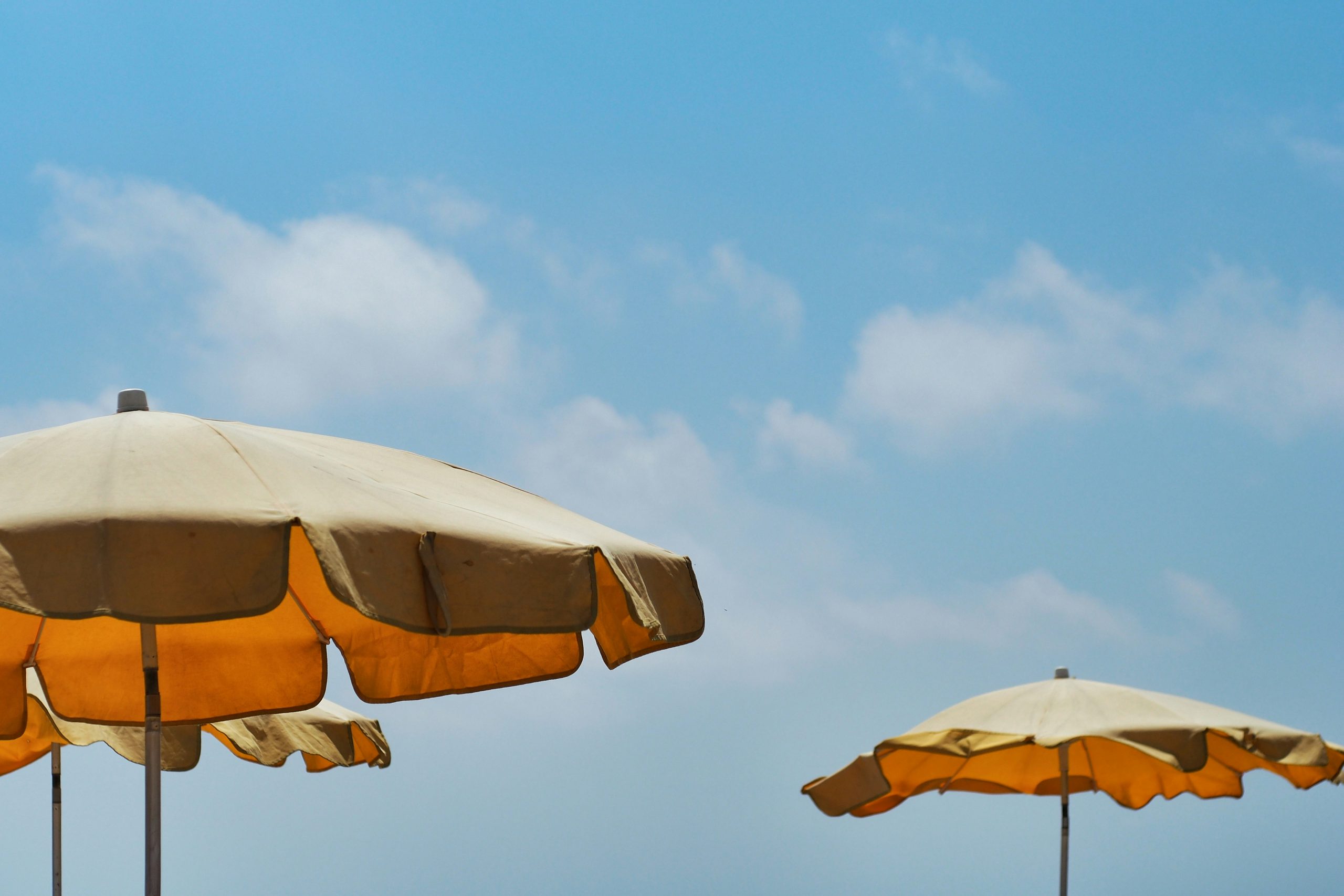 Casi la mitad de los andaluces no pueden permitirse salir de vacaciones al menos una semana al año
